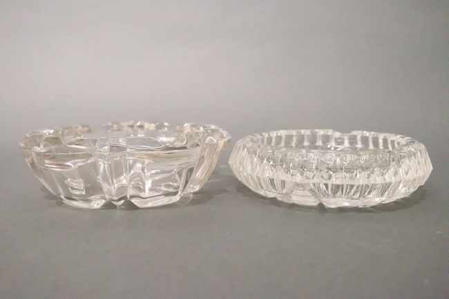 DEUX CENDRIERS circulaires en verre moulé...