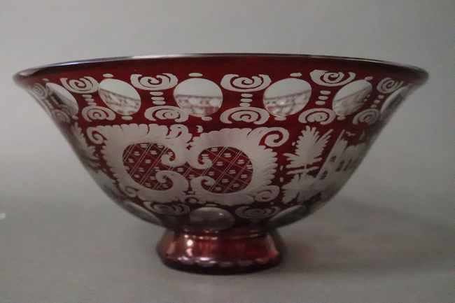 SOUCOUPE en verre de Bohème sur talon à décor...