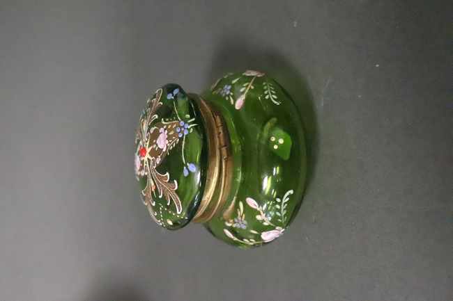 DRAGEOIR en verre moulé pressé à décor émaillé...