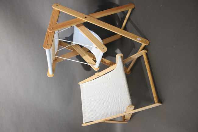 MOBILIER DE POUPÉE en bois et tissu rayé...
