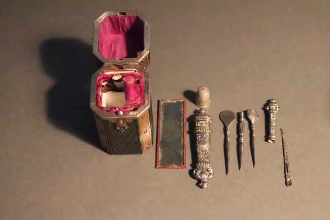 NECESSAIRE A COUTURE en métal argenté dans...