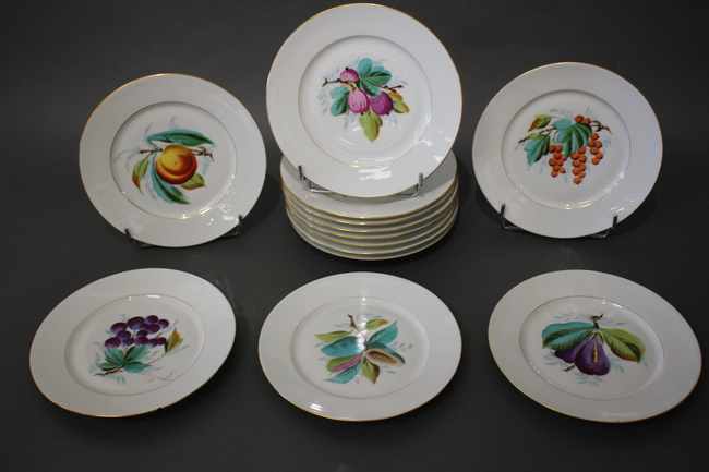 TREIZE ASSIETTES en porcelaine émaillée polychrome...