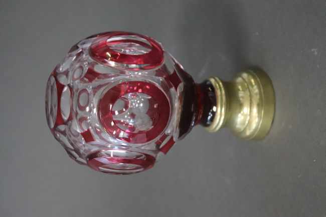 BOULE DE RAMPE D'ESCALIER en cristal taillé,...