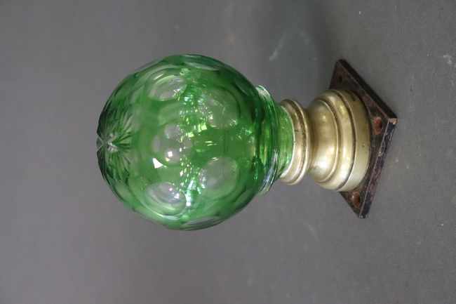 BOULE DE RAMPE D'ESCALIER en cristal taillé,...