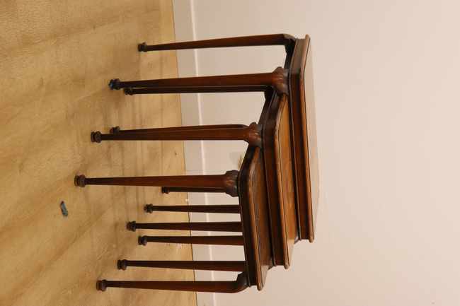 TROIS TABLES GIGOGNES en acajou et placage...
