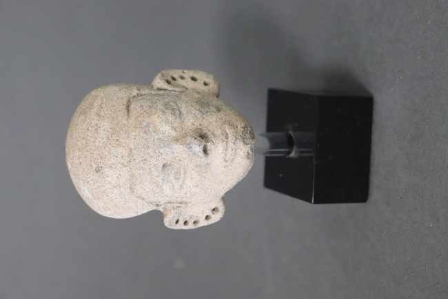 TÊTE DE FIGURINE en terre cuite beige, avec...