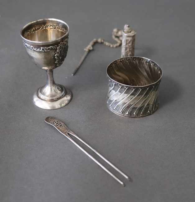 COQUETIER et ROND DE SERVIETTE en argent....