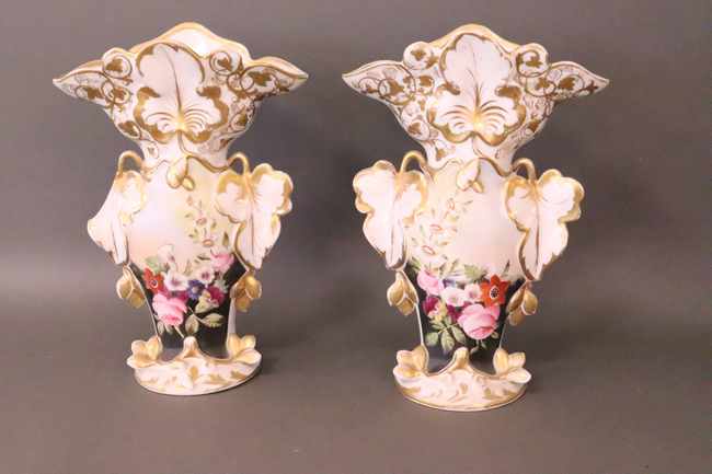 PAIRE DE VASES DE MARIÉS en porcelaine blanche...