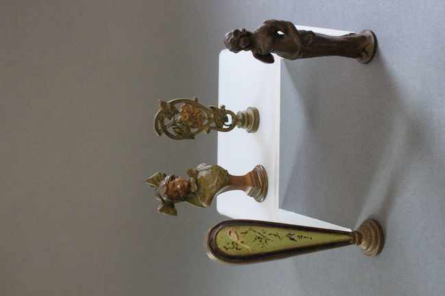 TROIS CACHETS en bronze et métal doré émaillé,...