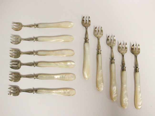 ONZE FOURCHETTES A HUÎTRES à spatule en argent...