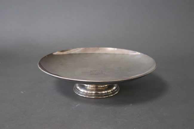 LARGE COUPE ronde sur piédouche en métal...