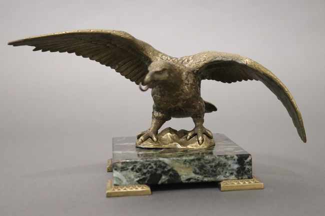 PORTE-MONTRE en bronze figurant un aigle...