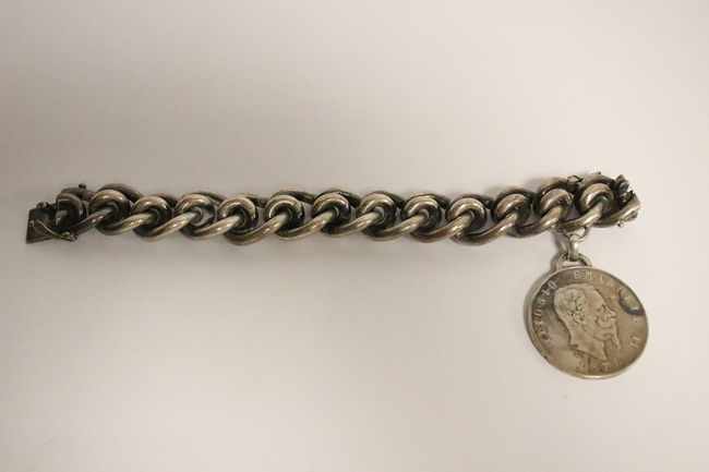 IMPORTANT BRACELET en argent avec pièce de...