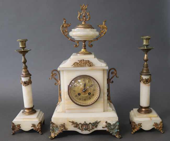 GARNITURE DE CHEMINÉE en onyx blanche et...