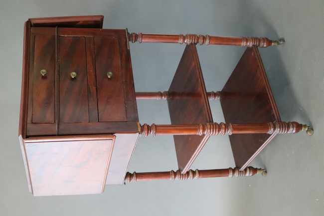 TABLE DE CHEVET en acajou et placage d'acajou...
