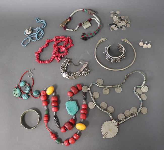 LOT DE BIJOUX FANTAISIE en argent, corail...
