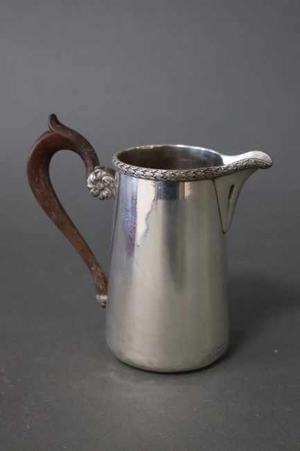 POT A LAIT tronconique en argent uni, à frise...