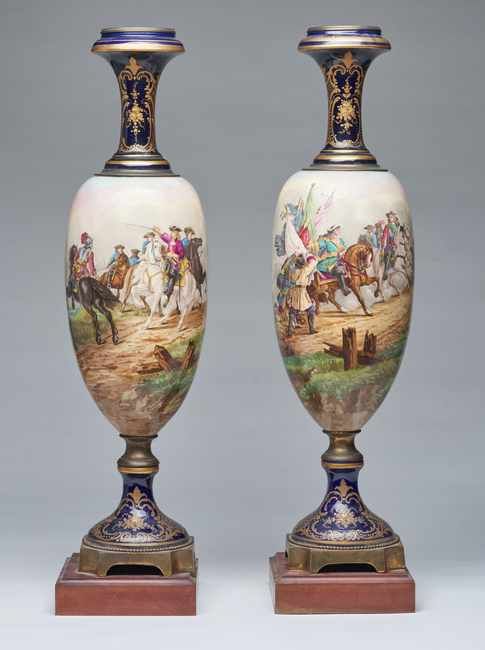 PAIRE DE GRANDS VASES balustres en porcelaine...