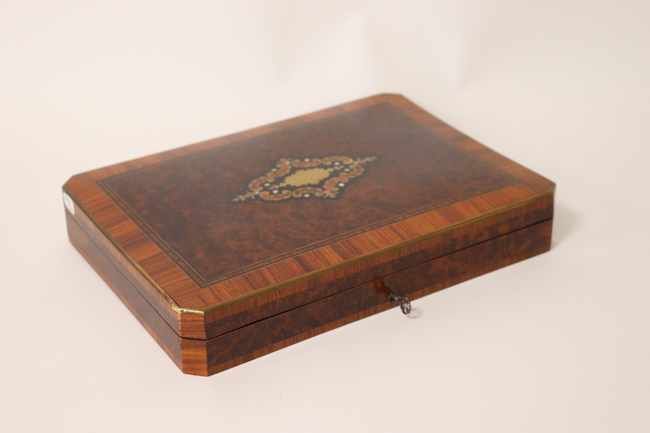 BOÎTE A JETONS, rectangulaire en bois de...