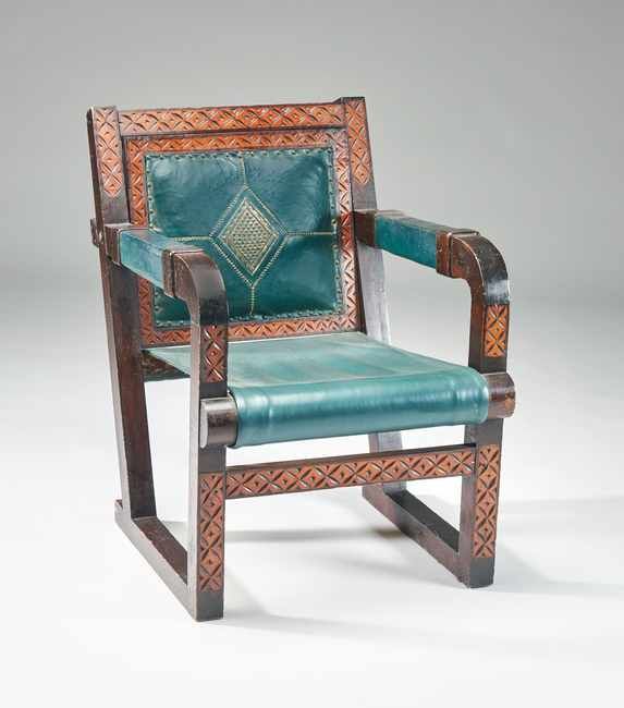 FAUTEUIL en bois sculpté à décor de motifs...