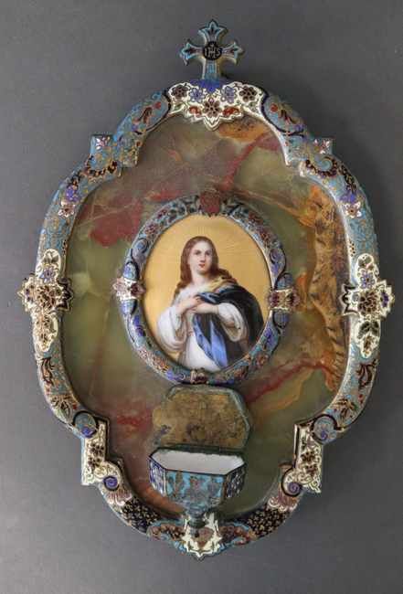 BÉNITIER de forme chantournée, sur plaque...