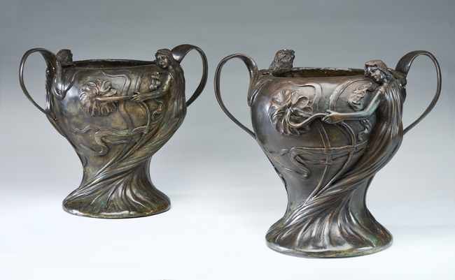 PAIRE DE VASES à deux anses latérales en...