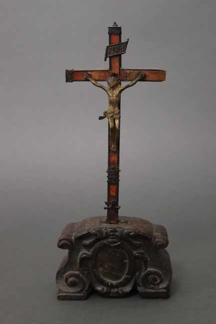 CRUCIFIX en bois sculpté et marqueterie d'écaille...