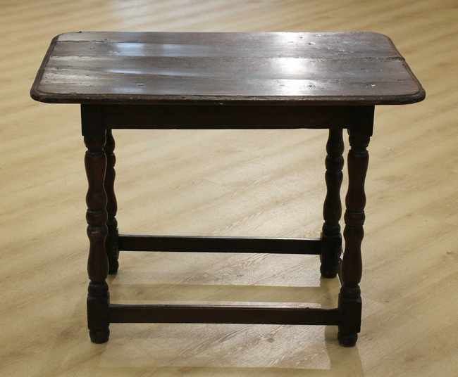 TABLE en bois naturel à quatre pieds tournés...