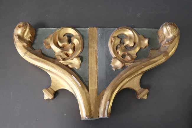 ELEMENT DECORATIF en bois et stuc doré relaqué...