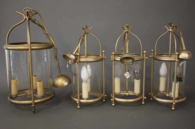 QUATRE LANTERNES cylindriques en verre et...