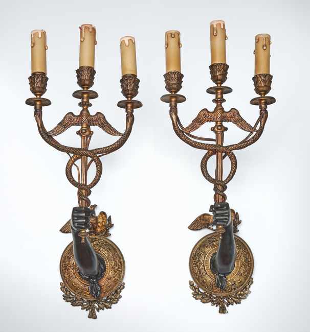 PAIRE D'APPLIQUES à trois lumières en bronze...