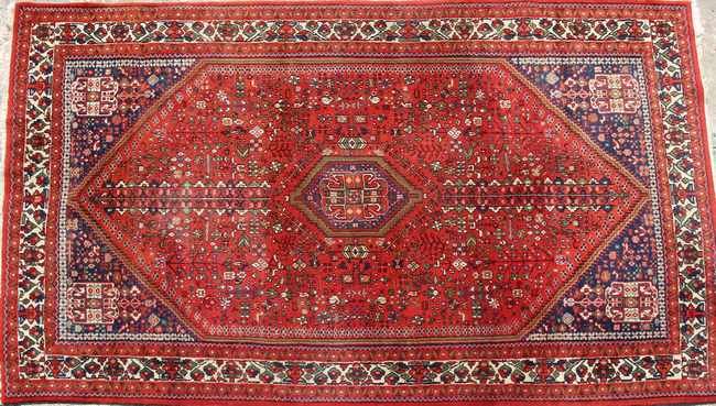TAPIS en laine polychrome à décor central...