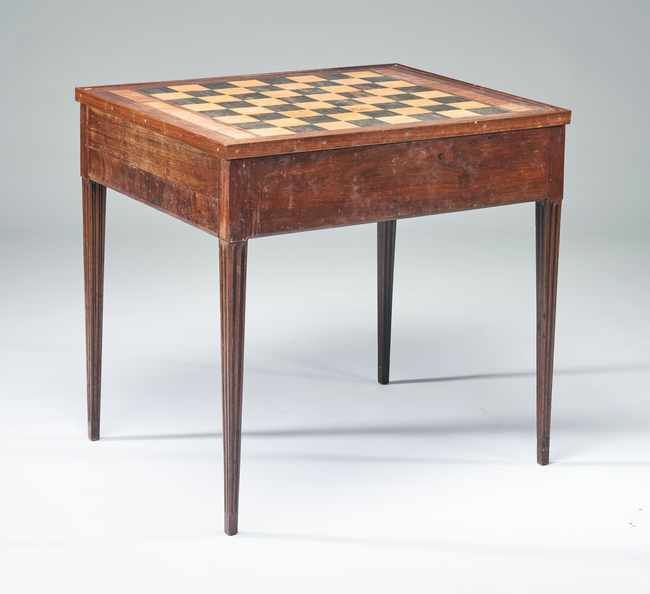 TABLE A JEU de jacquet en acajou et placage...
