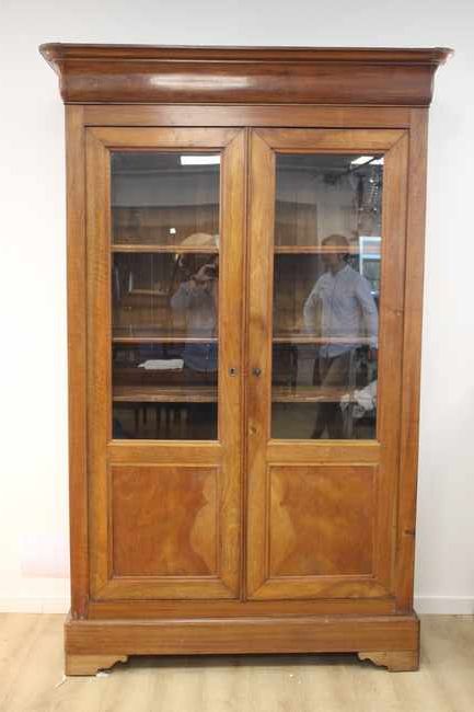 ARMOIRE en merisier à deux portes vitrées...