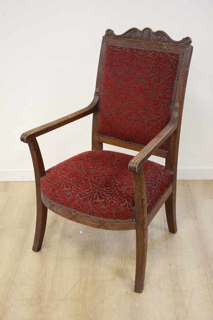 FAUTEUIL en noyer mouluré et sculpté de cannelures...