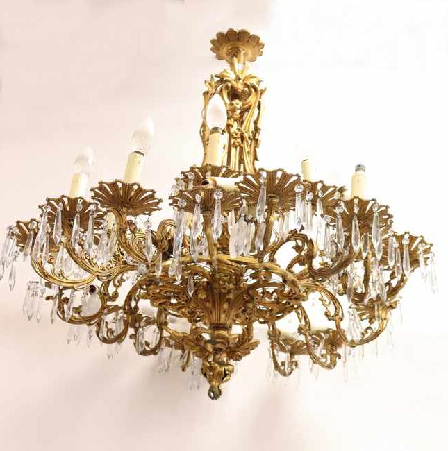 LUSTRE A PAMPILLES en cristal et bronze doré...