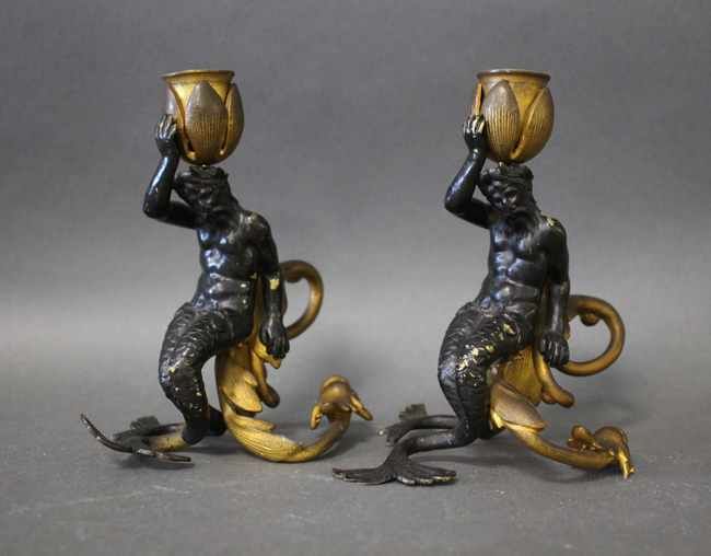 PAIRE DE BOUGEOIRS à main, en bronze doré...