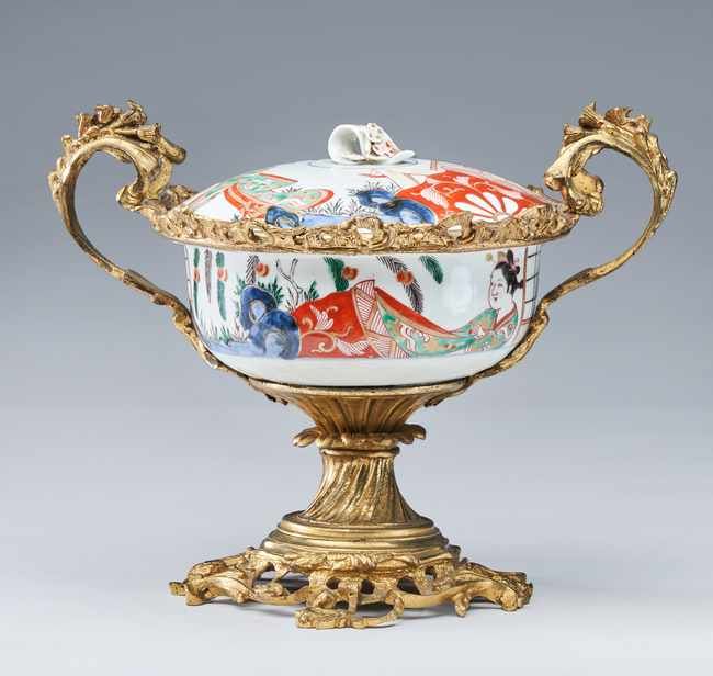 COUPE COUVERTE en porcelaine émaillée à décor...