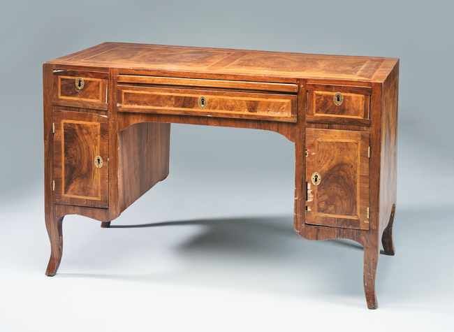 BUREAU A CAISSONS en placage de noyer et...