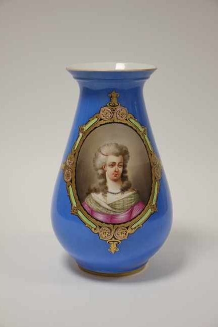 VASE balustre en porcelaine émaillée polychrome,...