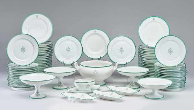 SERVICE DE TABLE en porcelaine blanche à...