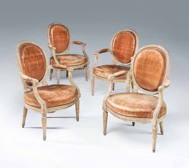 SUITE DE QUATRE FAUTEUILS à dossier médaillon...