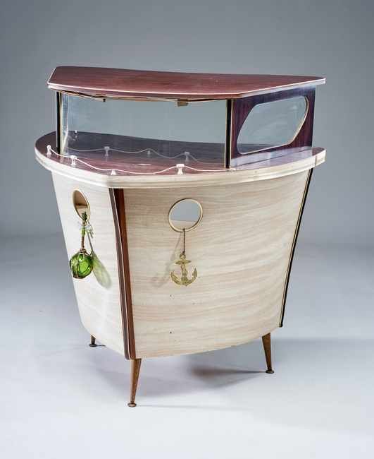 MEUBLE-BAR en forme de proue de bateau, en...