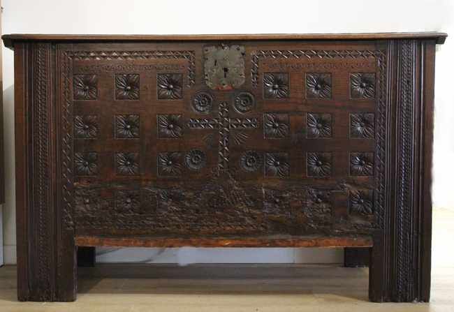 COFFRE rectangulaire en bois, à façade sculptée...