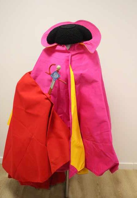 ENSEMBLE D'ACCESSOIRES DE TORERO, muleta...