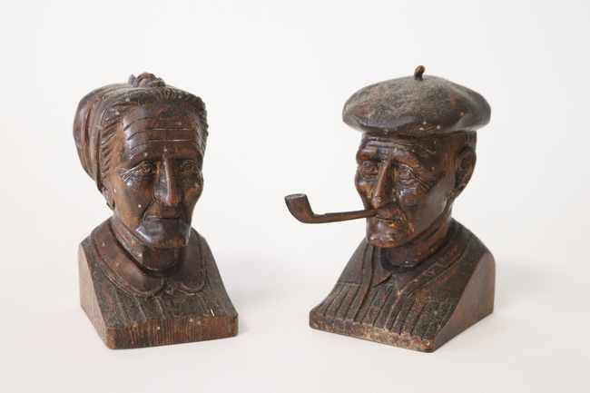 DEUX BUSTES en bois sculpté, pouvant former...