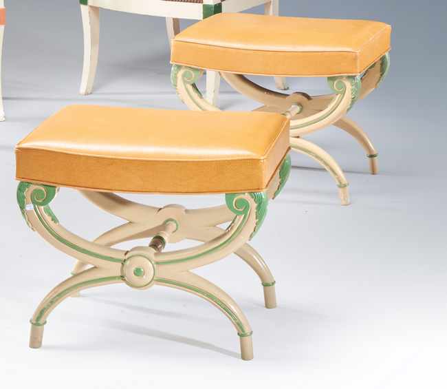 PAIRE DE TABOURETS CURULE en bois laqué crème...
