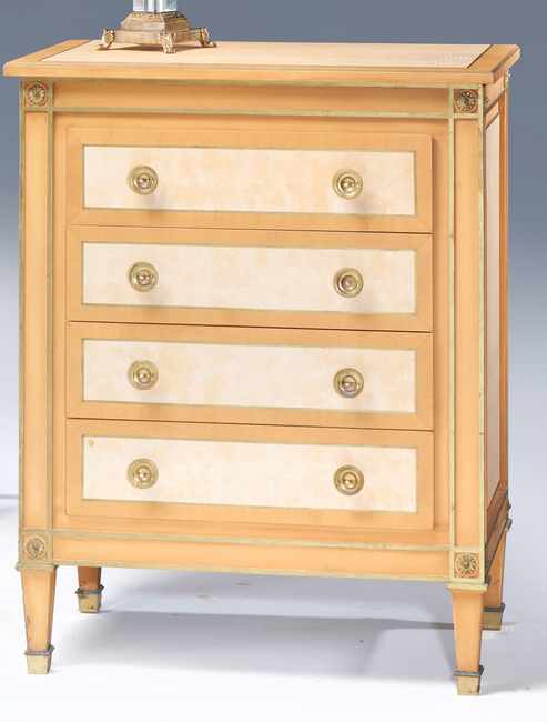 PETITE COMMODE rectangulaire en bois laqué...