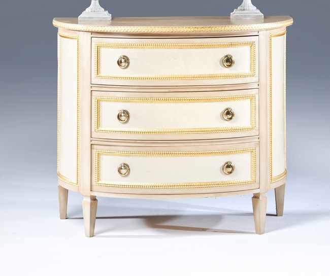 COMMODE demi-lune en bois mouluré laqué blanc...