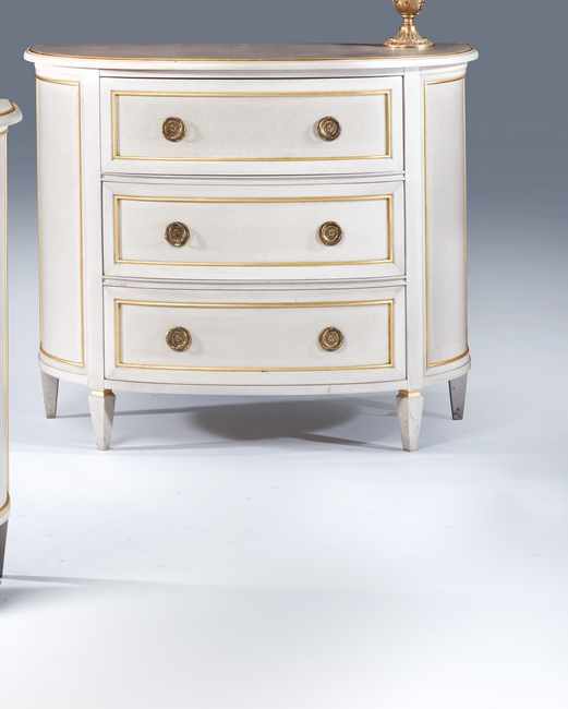 COMMODE demi-lune en bois mouluré laqué gris...